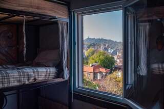 Хостелы Hikers Hostel Пловдив Спальное место на двухъярусной кровати в общем номере для мужчин и женщин-1