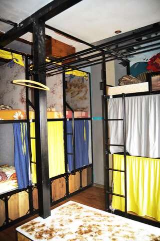 Хостелы Hikers Hostel Пловдив Спальное место на двухъярусной кровати в общем номере для мужчин и женщин-10