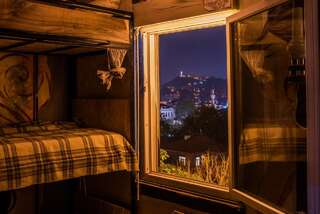 Хостелы Hikers Hostel Пловдив Спальное место на двухъярусной кровати в общем номере для мужчин и женщин-4