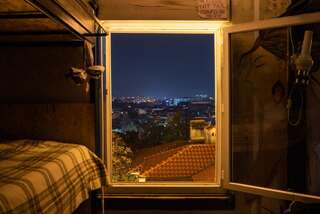 Хостелы Hikers Hostel Пловдив Спальное место на двухъярусной кровати в общем номере для мужчин и женщин-5